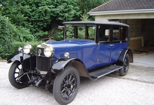 A 1928 Sunbeam limousine in blue